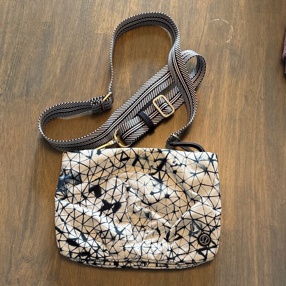 Lululemon Hip To Be Free Bag 
Star Crushed White Deep Navy / Naval Blue